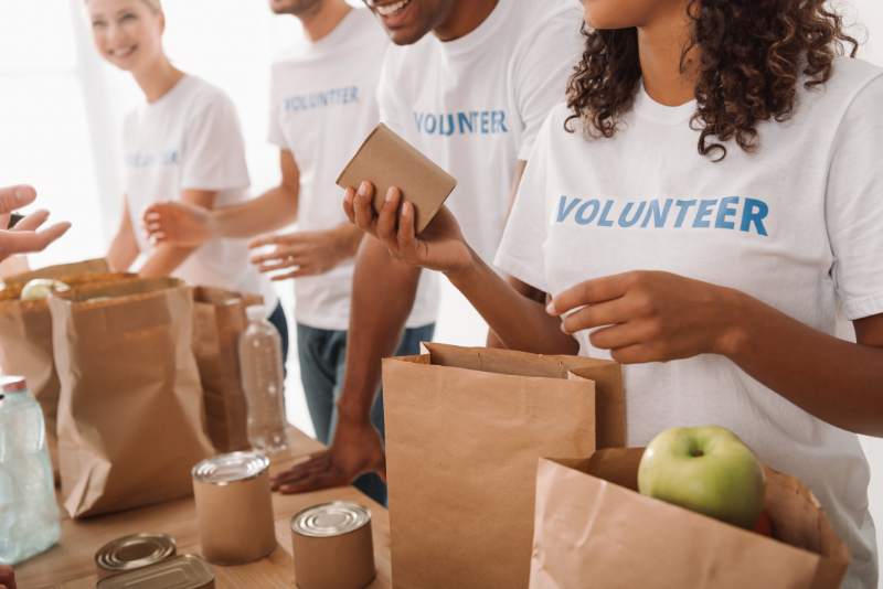 People volunteering